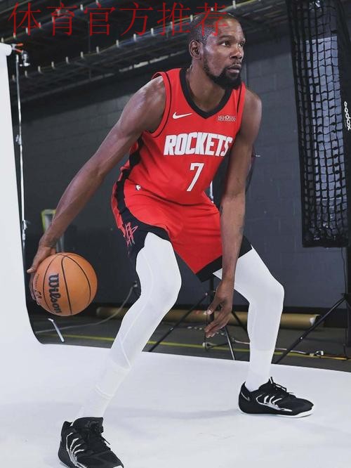火箭社媒分享对阵掘金的球员赛前热身组图，杜兰特出镜